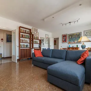 Appartamento Roomy And Bright With Terrace, Roma